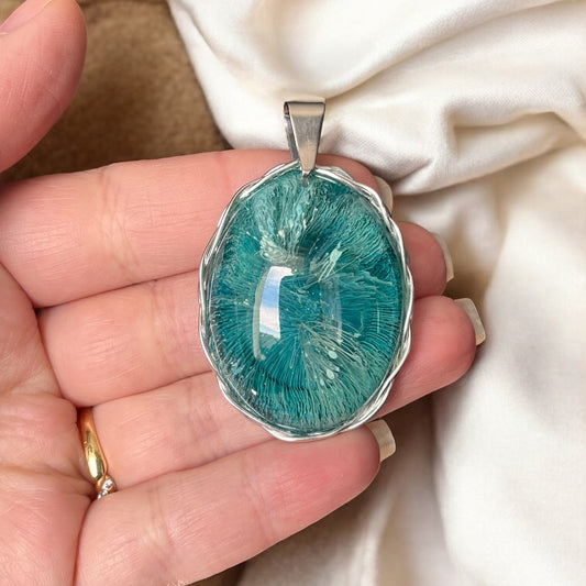 🌌 Éclat Boréal – Pendentif ciel glacé en résine &amp; aluminium