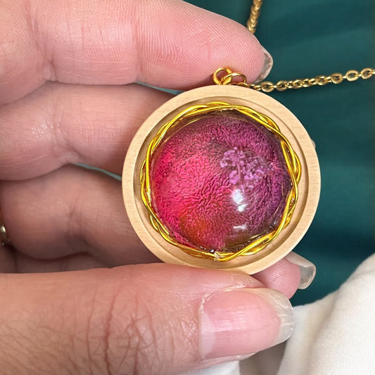 Collier doré avec pendentif en résine rose & violet