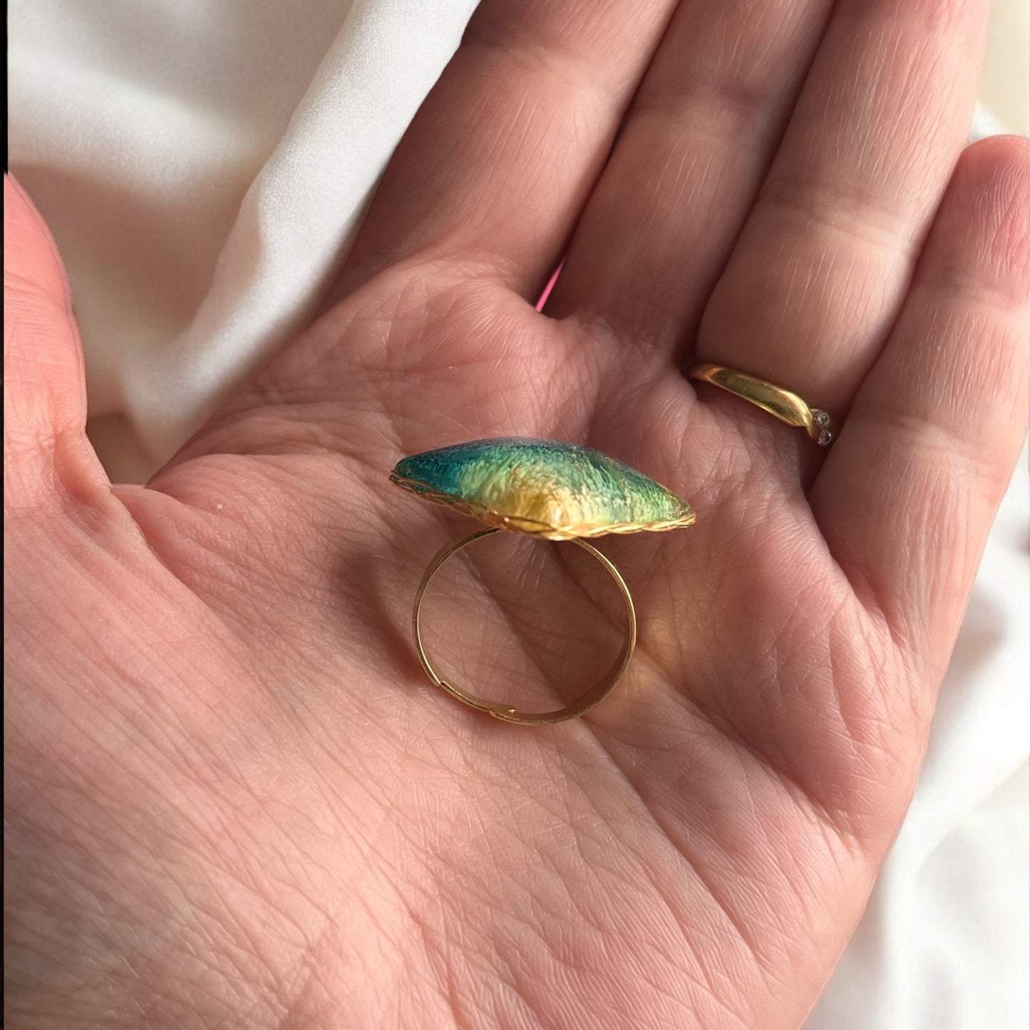 💙 Bague « Océan d’Éclat » – Carrée, bleu & vert encre, fil doré