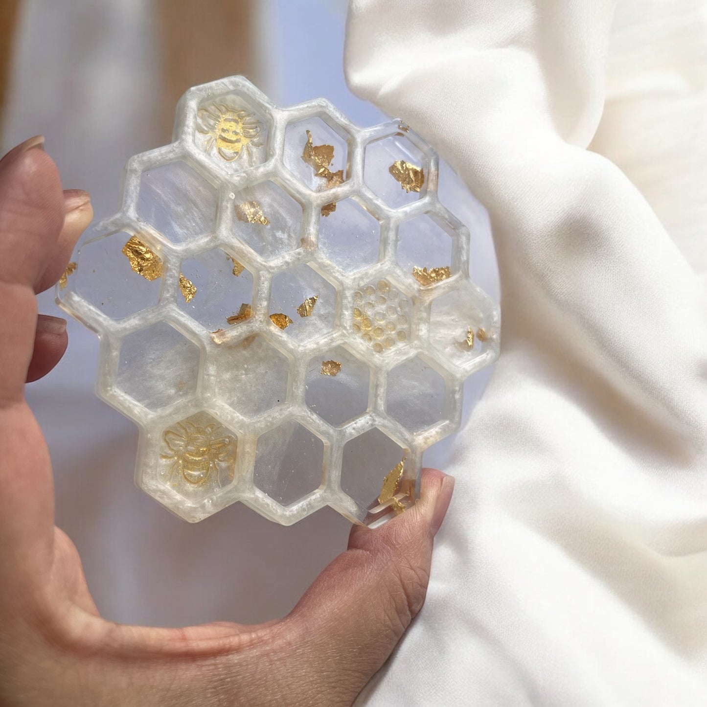 🍯 Dessous de verre alvéoles – Résine transparente, dorée & blanche