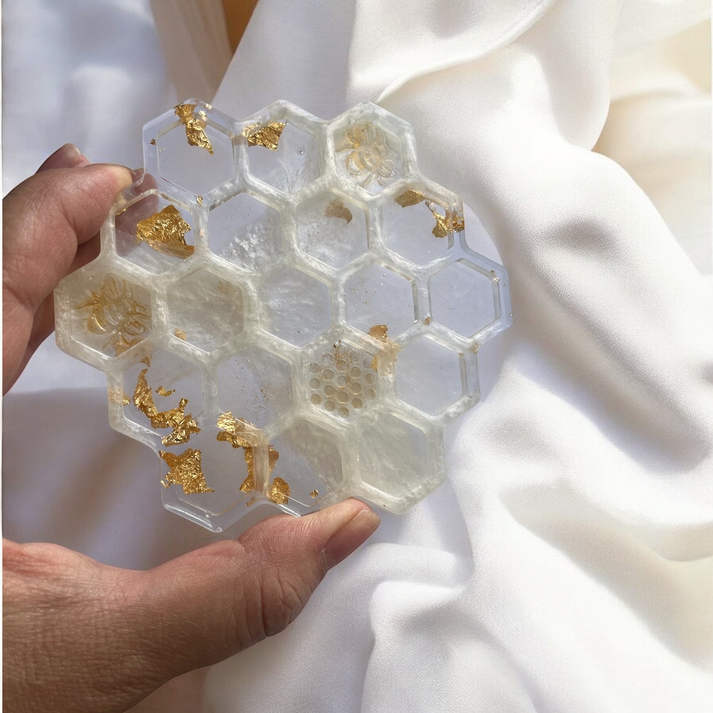 🍯 Dessous de verre alvéoles – Résine transparente, dorée & blanche