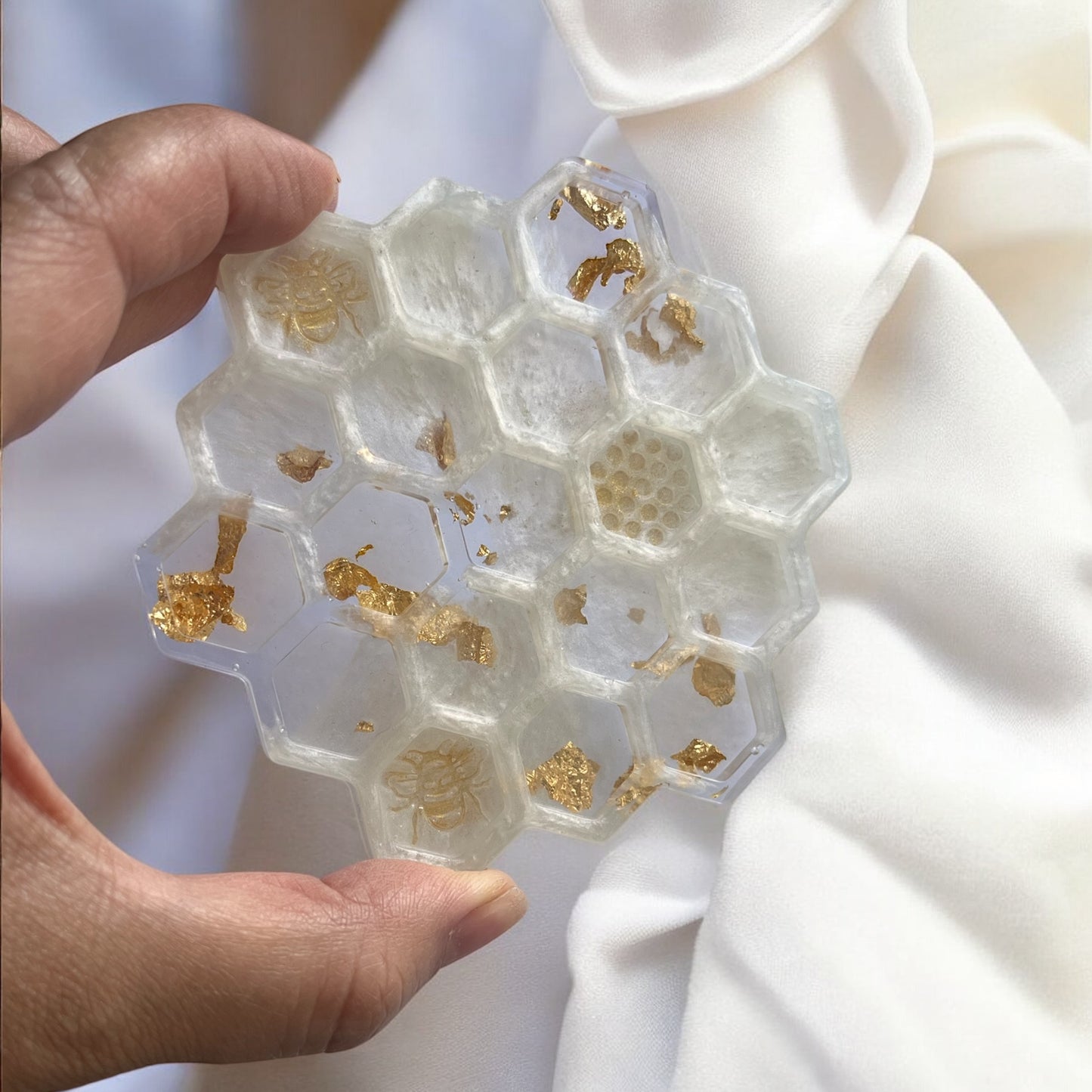 🍯 Dessous de verre alvéoles – Résine transparente, dorée & blanche