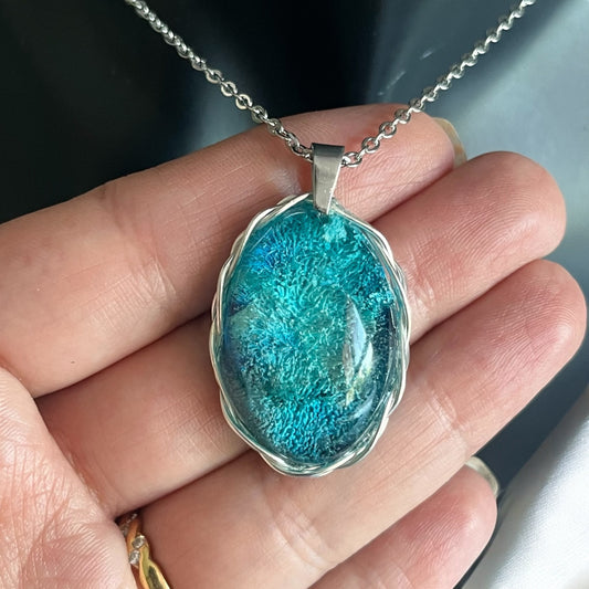 🌊 Collier « Brume Marine » – Résine effet encre & tressage argenté