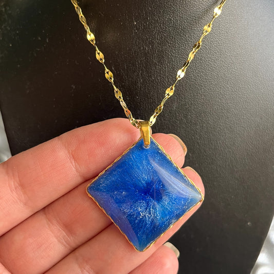 💙 Éclat Saphir – Pendentif céleste en résine effet encre; tressage doré