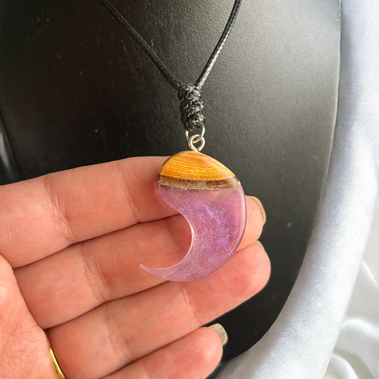 💫 Courbe Intuitive – Collier virgule bois &amp; résine violette