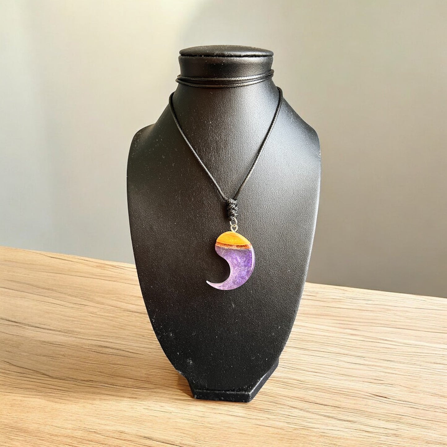💫 Courbe Intuitive – Collier virgule bois &amp; résine violette