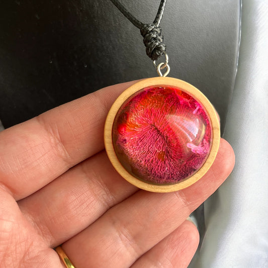 💜 Brume Poétique – Pendentif en résine effet encre sur bois vernis