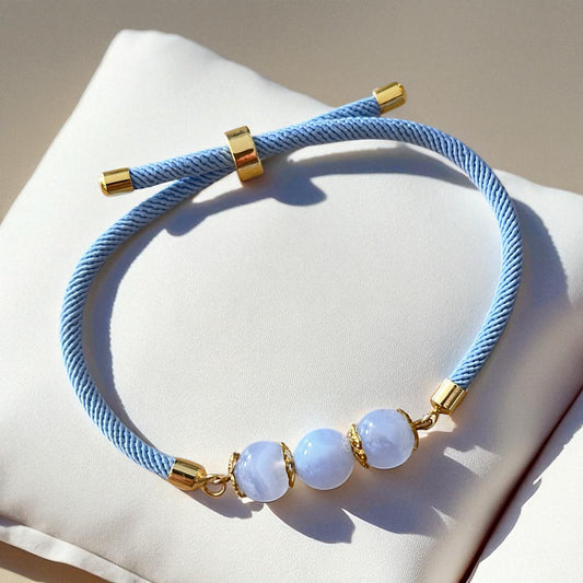 Bracelet en nylon bleu ciel et pierres de calcédoine bleue