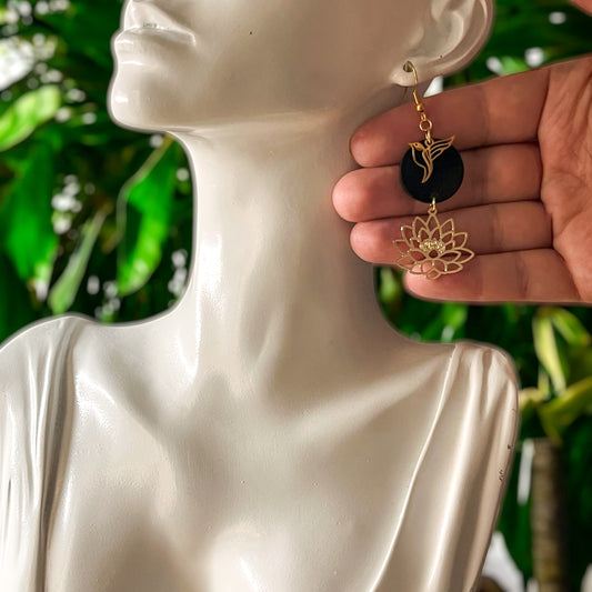 Boucles d’oreilles en acier inox doré, fleur de lotus et colibri – "Éveil délicat"