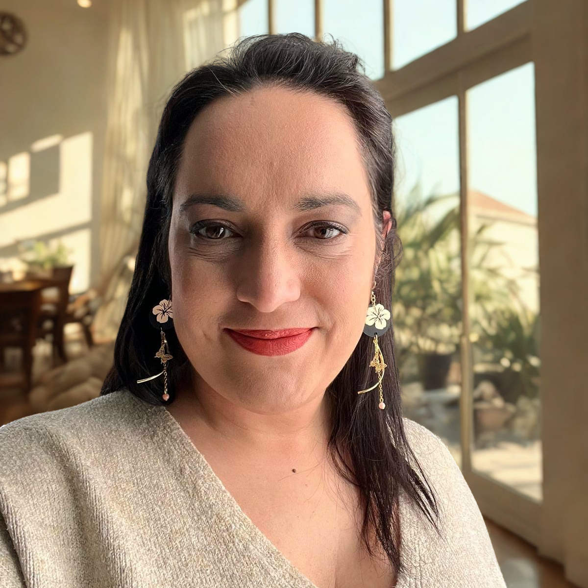 Fleur d’Excellence Boucles d’oreilles en acier inox doré, acrylique noir, fleur dorée, papillon et pierre de soleil