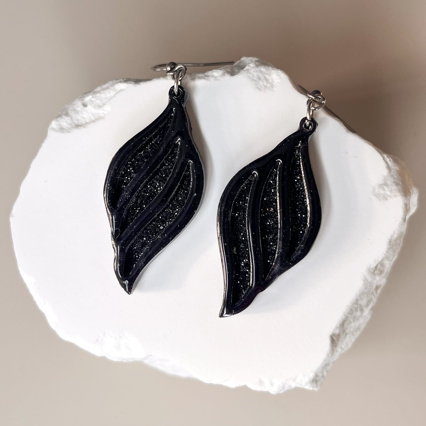Boucles d’oreilles forme libre en acrylique noir et tissu noir pailleté – "Je suis là"