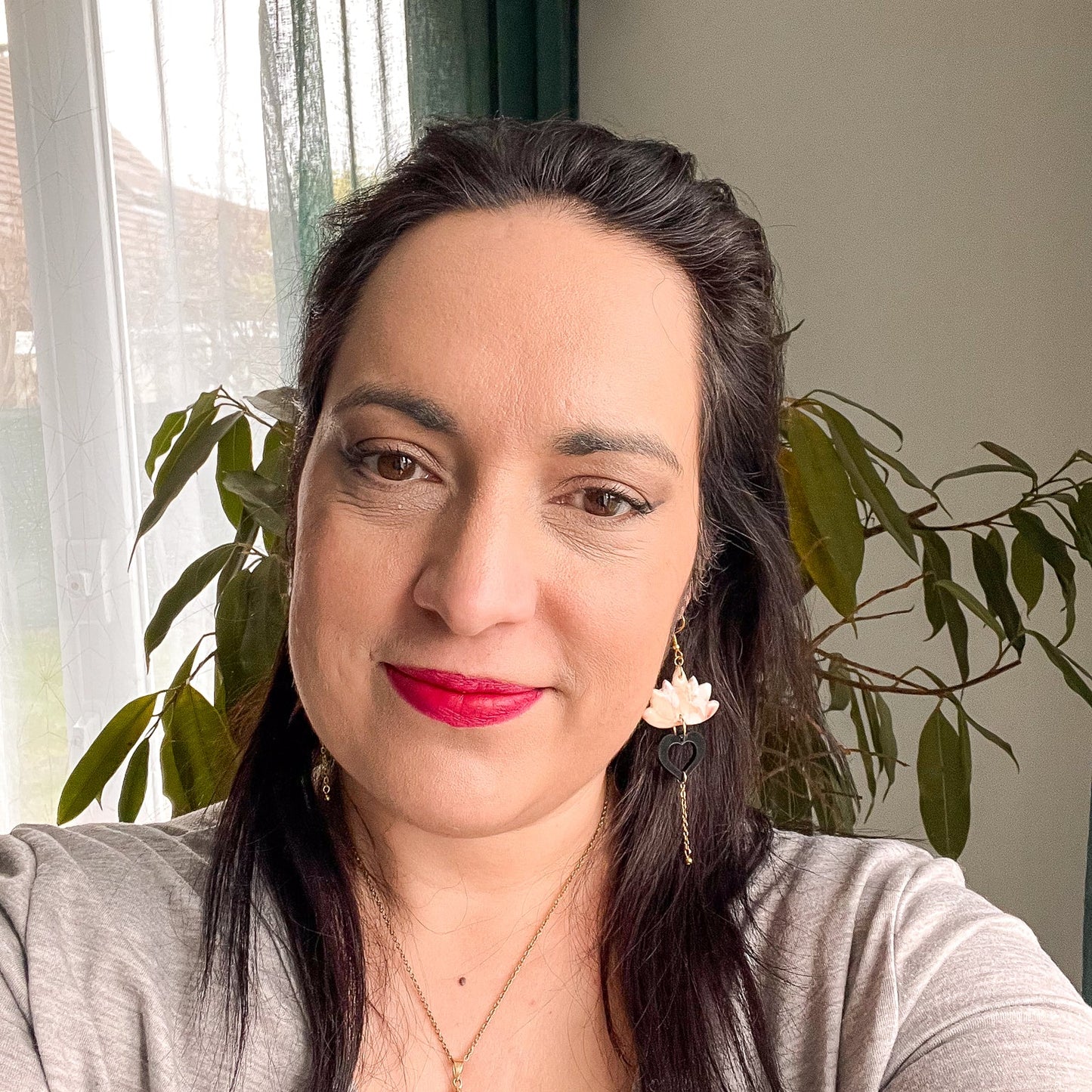 Boucles d’oreilles doré fleur de lotus en pate polymère « Cœur confiant »