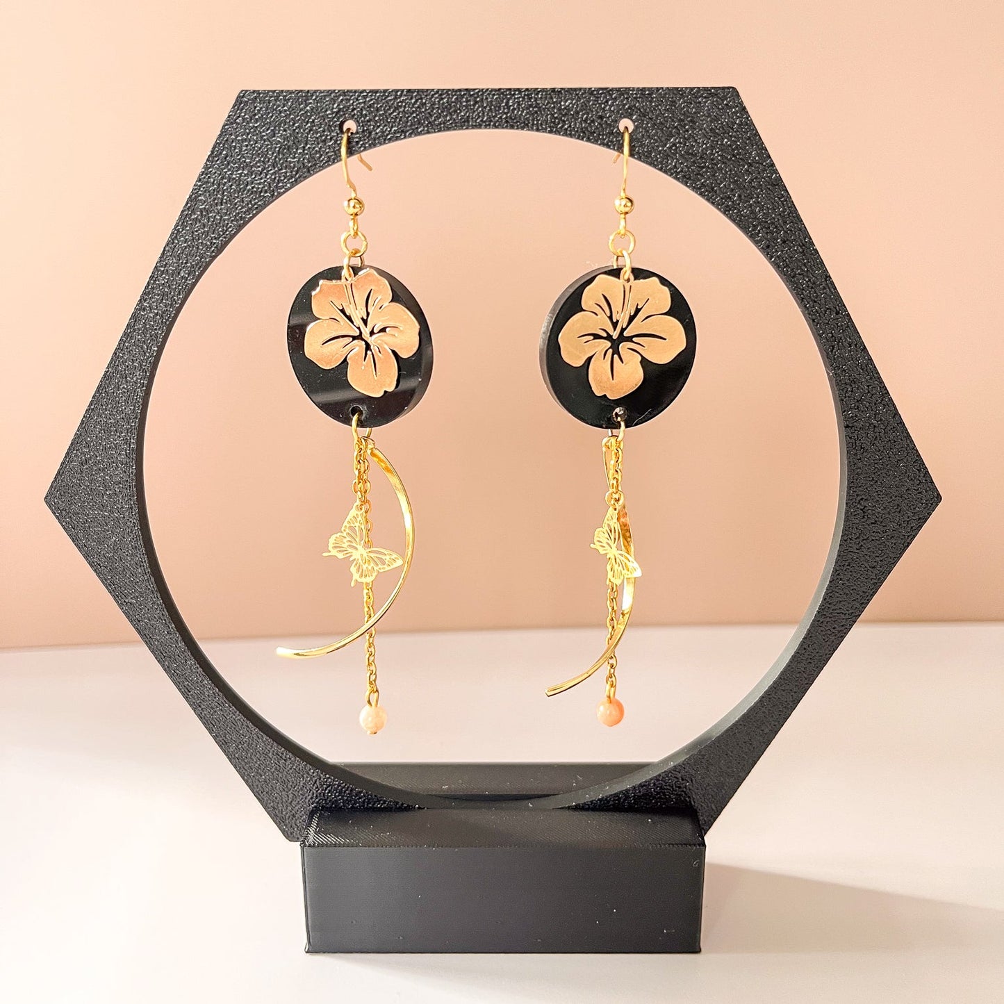 Fleur d’Excellence Boucles d’oreilles en acier inox doré, acrylique noir, fleur dorée, papillon et pierre de soleil