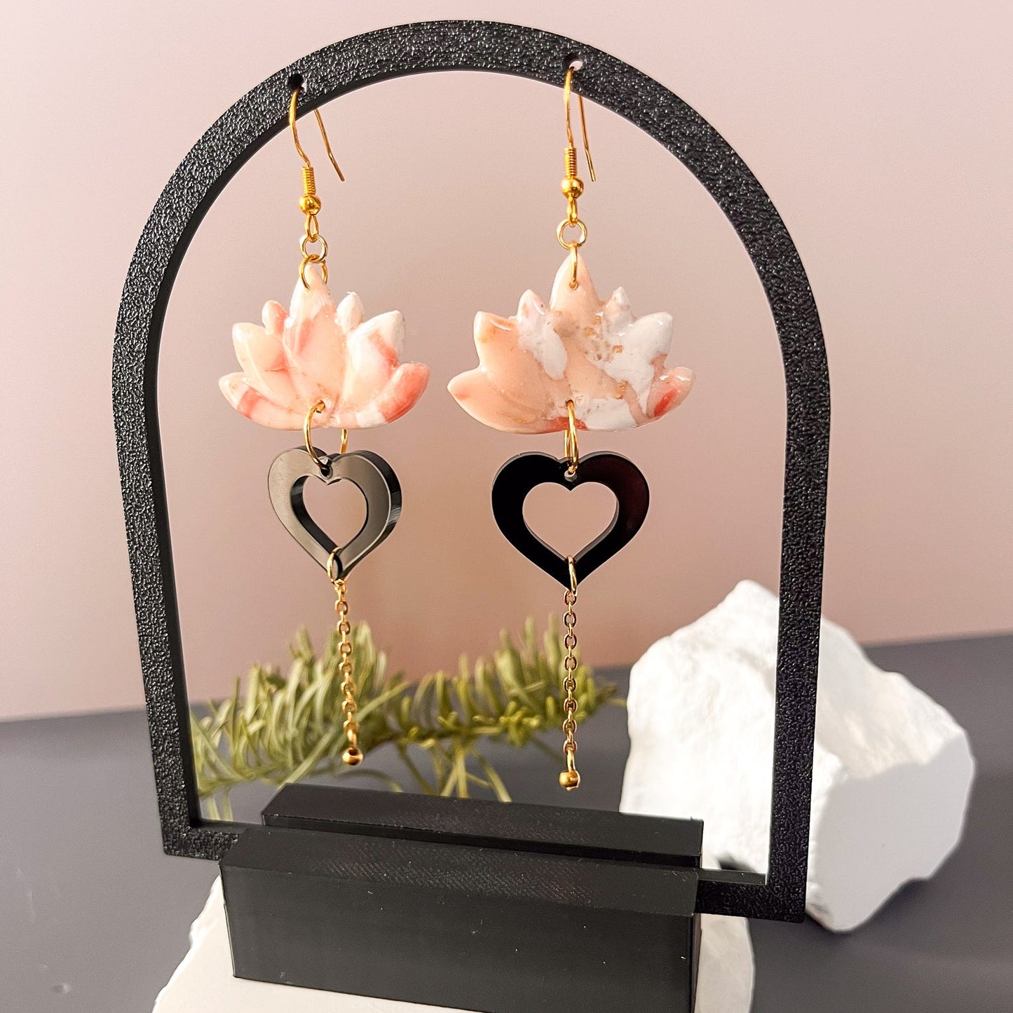 Boucles d’oreilles doré fleur de lotus en pate polymère « Cœur confiant »