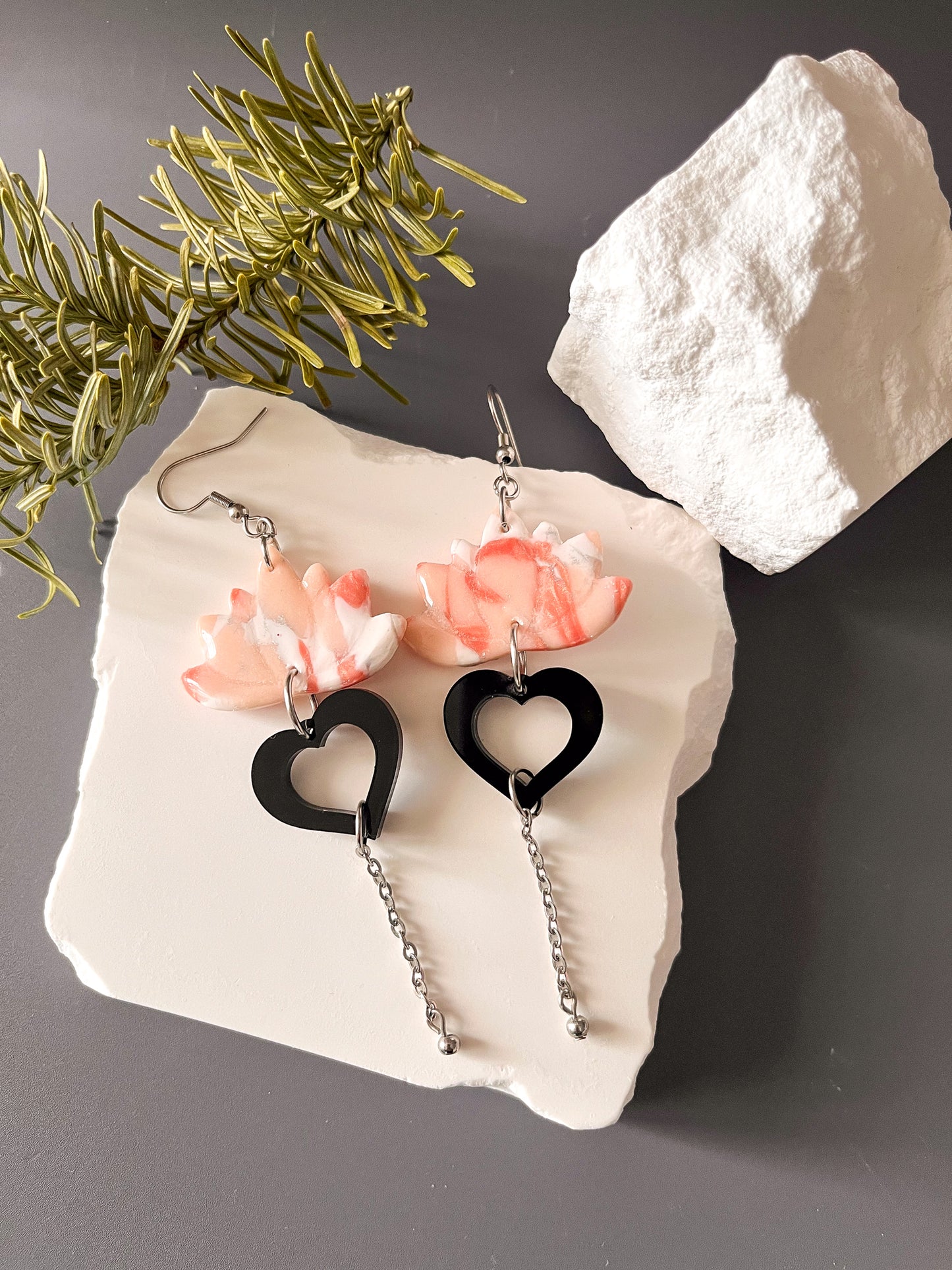 Boucles d’oreilles doré fleur de lotus en pate polymère « Cœur confiant »