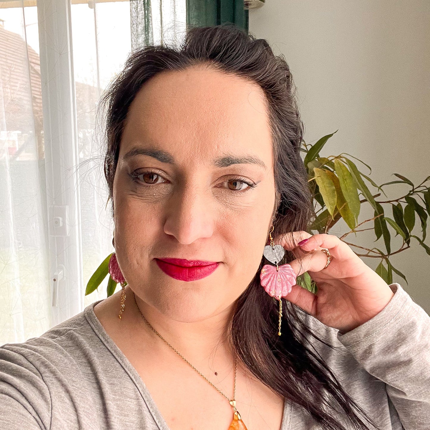 Boucles d’oreilles en pâte polymère rose pailletée et cœur noir – Je suis là