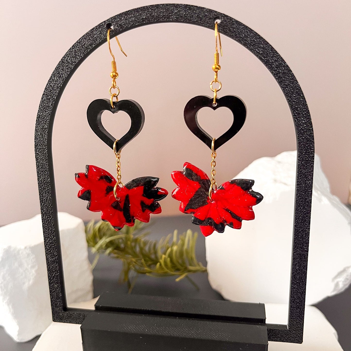Boucles d'oreilles coeur rouge et noir en pâte polymère - Toi et Moi