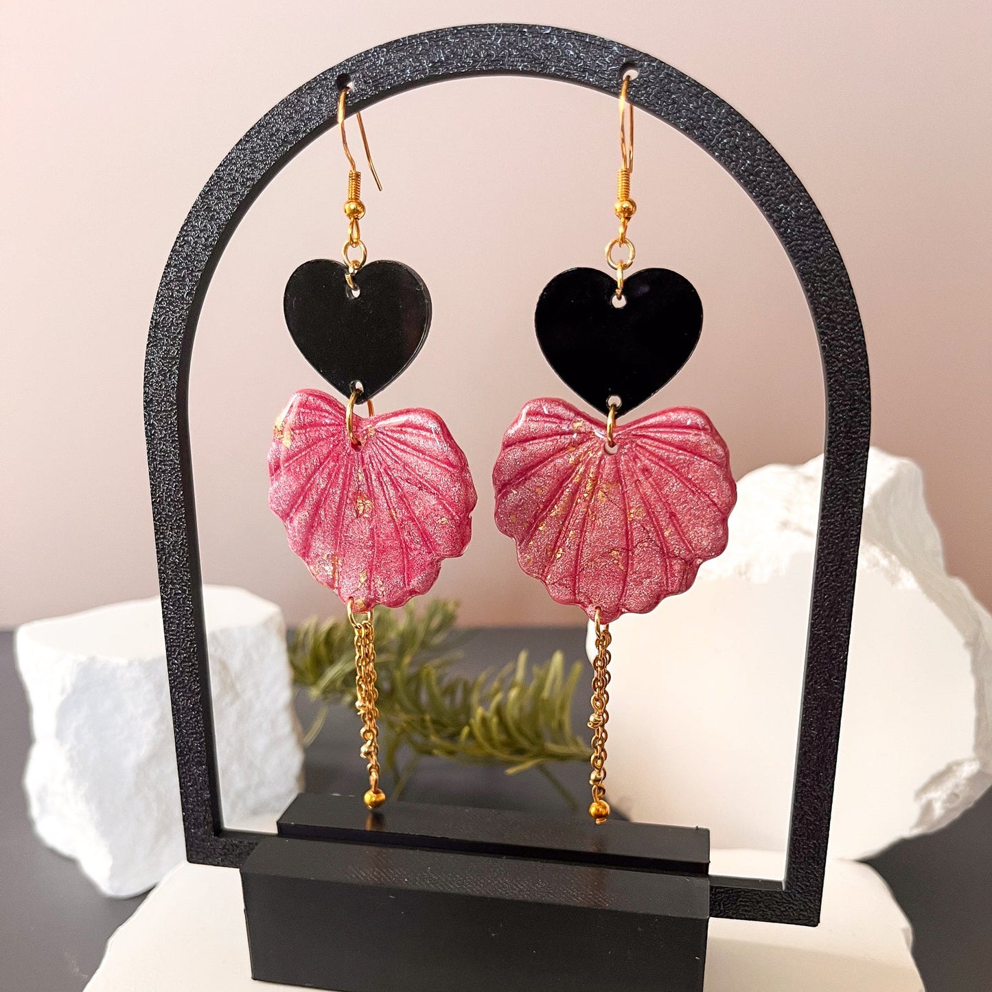 Boucles d’oreilles en pâte polymère rose pailletée et cœur noir – Je suis là