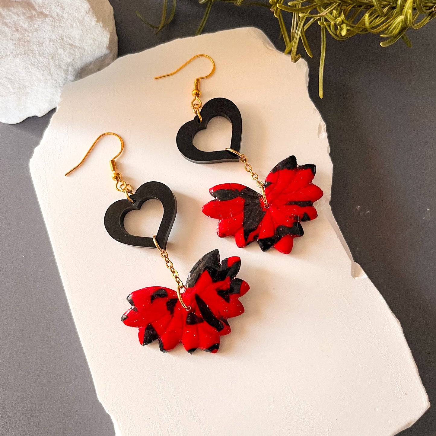 Boucles d'oreilles coeur rouge et noir en pâte polymère - Toi et Moi