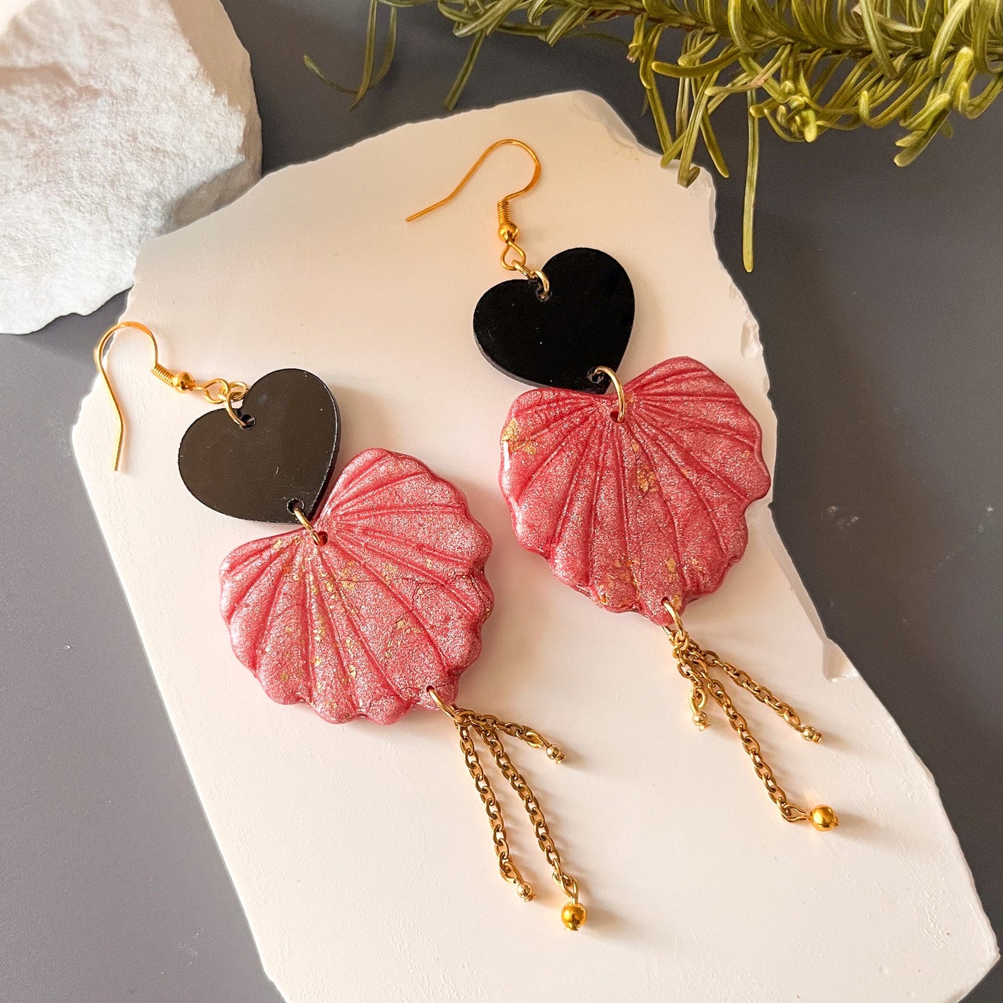 Boucles d’oreilles en pâte polymère rose pailletée et cœur noir – Je suis là