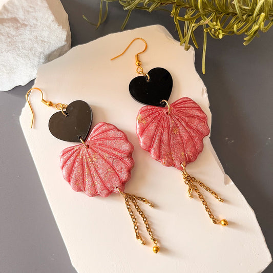 Boucles d’oreilles en pâte polymère rose pailletée et cœur noir – Je suis là
